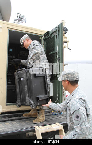 Le Sgt. Tien Quach, gauche, la Californie l'état de la Garde nationale de la réserve militaire, et le Sgt. Jason Roldan de charger l'équipement à un incident, la commande du commandant de l'unité de contrôle et de communication (IC4U) début août à Mather Air Force Base, en Californie (États-Unis, Mather La Garde nationale de l'armée photo/Le s.. Eddie Siguenza) Sgt. Tien Quach, gauche, la Garde nationale de Californie28099s réserve militaire de l'État, et le Sgt. Jason Roldan Banque D'Images