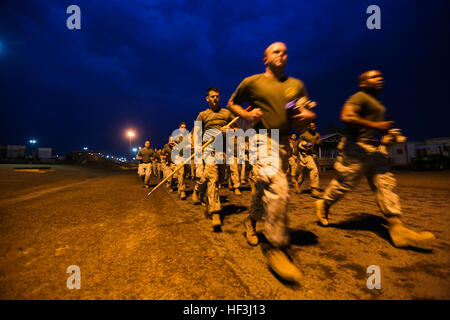 CAMP LEMONNIER, Djibouti (16 août 2000 7, 2015) Les Marines américains avec l'Inde, l'entreprise Équipe de débarquement du bataillon, 3e bataillon du 1er Régiment de Marines, 15e Marine Expeditionary Unit, participer à une formation avant d'exécuter un-physique de la concurrence. Éléments de la 15e MEU sont à terre à Djibouti pour soutien la formation pour maintenir et améliorer les compétences qu'ils ont développé au cours de leur période de formation de pré-déploiement. La 15e MEU est actuellement déployé à l'appui d'opérations de sécurité maritime et les efforts de coopération en matière de sécurité dans le théâtre dans la 5e flotte américaine zone d'opérations. (U.S. Marine Corps photo par le Sgt. J Banque D'Images