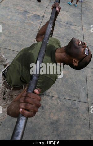 CAMP LEMONNIER, Djibouti (16 août 2000 7, 2015) U.S. Marine Cpl. Mark Weatherspoon effectue lors d'un pull-up-physique de la concurrence. Weatherspoon est un carabinier avec l'Inde, l'entreprise Équipe de débarquement du bataillon, 3e bataillon du 1er Régiment de Marines, 15e Marine Expeditionary Unit. Éléments de la 15e MEU sont à terre à Djibouti pour soutien la formation pour maintenir et améliorer les compétences qu'ils ont développé au cours de leur période de formation de pré-déploiement. La 15e MEU est actuellement déployé à l'appui d'opérations de sécurité maritime et les efforts de coopération en matière de sécurité dans le théâtre dans la 5e flotte américaine zone d'opérations. Banque D'Images