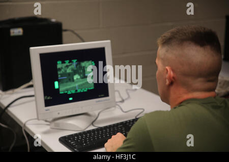 Lance le Cpl. Rhét McNeal, un missile antichar combinée avec l'homme Anti-Armor peloton, compagnie de l'équipe d'Armes, 2e Bataillon, 2e Régiment de Marines, supervise un engagement simulé sur l'écran d'un ordinateur pendant une simulation de l'exercice anti-blindage à Camp Lejeune, en Caroline du Nord, le 8 août 2015. L'écran admis Marines à superviser des missions simulées et offrir de l'aide si nécessaire. (U.S. Marine Corps photo par le Cpl. Paul S. Martinez/libérés) 2-2 Co. armes sur des cibles de Marines 150811-M-ZM882-024 Banque D'Images