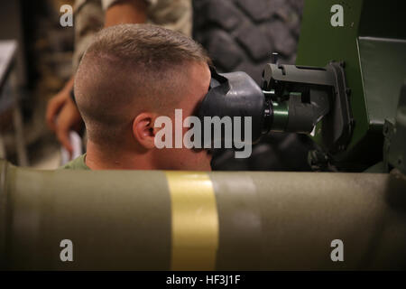 Lance le Cpl. Justin Vestal, un missile antichar combinée avec l'homme Anti-Armor peloton, compagnie de l'équipe d'Armes, 2e Bataillon, 2e Régiment de Marines, exploite une simulation de M41A4 système de missiles Sabre pendant une simulation de l'exercice anti-blindage à Camp Lejeune, en Caroline du Nord, le 8 août 2015. La simulation a permis une variété de scénarios de combat avec le système, tout comme la piscine intérieure de l'adresse au tir simulé formateur. (U.S. Marine Corps photo par le Cpl. Paul S. Martinez/libérés) 2-2 Co. armes sur des cibles de Marines 150811-M-ZM882-050 Banque D'Images
