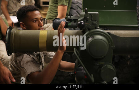 Lance le Cpl. Morgan, un Canady-Town avec Anti-Armor mitrailleur combiné équipe peloton, Compagnie d'Armes, 2e Bataillon, 2e Régiment de Marines, exploite une simulation de M41A4 système de missiles Sabre pendant une simulation de l'exercice anti-blindage à Camp Lejeune, en Caroline du Nord, le 8 août 2015. Pour les mitrailleurs, l'exercice a servi de la formation croisée de familiariser les hommes avec des missiles balistiques. (U.S. Marine Corps photo par le Cpl. Paul S. Martinez/libérés) 2-2 Co. armes sur des cibles de Marines 150811-M-ZM882-095 Banque D'Images