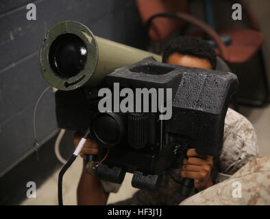 Lance le Cpl. Morgan, un Canady-Town avec Anti-Armor mitrailleur combiné équipe peloton, Compagnie d'Armes, 2e Bataillon, 2e Régiment de Marines, exploite une simulation de FGM-148 Javelin pendant une simulation de l'exercice anti-blindage à Camp Lejeune, en Caroline du Nord, le 8 août 2015. Pour les mitrailleurs, l'exercice a servi de la formation croisée de familiariser les hommes avec des missiles balistiques. (U.S. Marine Corps photo par le Cpl. Paul S. Martinez/libérés) 2-2 Co. armes sur des cibles de Marines 150811-M-ZM882-099 Banque D'Images