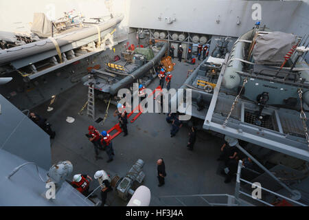 Golfe d'ADEN (16 août 2000 9, 2015) États-Unis Les marins à bord de la station de transport amphibie USS Anchorage (LPD 23) se préparer à recevoir des approvisionnements au cours d'un ravitaillement en mer. Anchorage est une partie de l'Essex et du groupe amphibie, avec la 15e unité expéditionnaire de Marines embarqués, est déployé à l'appui d'opérations de sécurité maritime et les efforts de coopération en matière de sécurité dans le théâtre dans la 5e flotte américaine zone d'opérations. (U.S. Marine Corps photo par le Sgt. Steve H. Lopez/ libéré) USS Anchorage réapprovisionne en mer 150809-M-TJ275-001 Banque D'Images