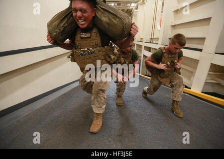 Golfe d'ADEN(Aug. 10, 2015) Les Marines américains avec des armes, de l'entreprise Équipe de débarquement du bataillon, 3e bataillon du 1er Régiment de Marines, 15e Marine Expeditionary Unit, effectuer des mouvements brusques sur la rampe du pont du coffre du quai de transport amphibie USS Anchorage (LPD 23) au cours d'une squad de la concurrence. La 15e MEU est lancée dans le groupe amphibie d'Essex et déployés pour maintenir la sécurité régionale dans la 5e flotte américaine zone d'opérations. (U.S. Marine Corps photo par le Sgt. Steve H. Lopez/) Parution des Marines américains profiter de compétition amicale 150810-M-TJ275-015 Banque D'Images