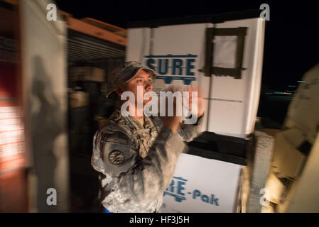 Le Sgt. David Miranda, un mécanicien de véhicules à roues 91B de l'Administration centrale et de l'Administration centrale, de l'entreprise 116e Bataillon des troupes spéciales de la Brigade de cavalerie, 116e Brigade Combat Team (CBCT), New Jersey Army National Guard, diriger un chariot élévateur du déchargement d'un conteneur de la société Conex lors d'un travail de nuit détail à Fort Irwin, en Californie, le 11 août. Le 116e a emménagé dans CBCT Fort Irwin's Unité de rotation un bivouac (RUBA) avec plus de 5 200 soldats et 1 400 véhicules à préparer pour 12 jours d'exercices de tir réel et de force contre force batailles simulées au Centre National d'entraînement. (Photo par le major W. Chris Clyne, 115e Banque D'Images