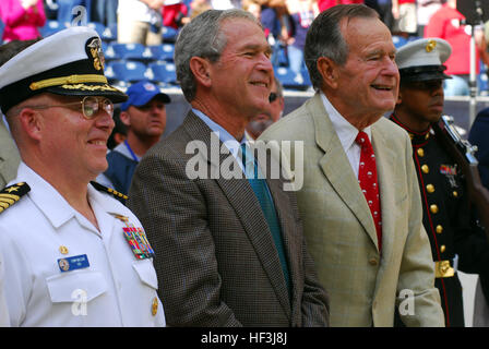 091025-N-1854W-228 HOUSTON, Texas (oct. 25, 2009) Le commandant du USS George H. W. Bush (CVN 77) Le Capitaine Miller, puce, gauche et Présidents George W. Bush, centre, et George H. W. Bush, la droite, observer une Ligue nationale de football match entre les Houston Texans et San Francisco 49ers durant la Semaine de la marine 2009 manifestations au Reliant Stadium, Houston, Texas. (U.S. Photo par marine Spécialiste de la communication de masse 1re classe Jason Winn/libérés) 091025-N-1854W-228 (4049839037) Banque D'Images