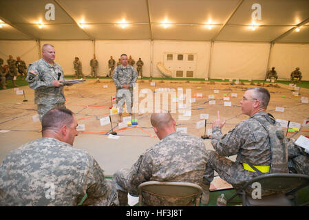 Texas Army National Guard Le Colonel Russell D. Johnson (à droite), commandant de la 116e Brigade Combat Team de cavalerie (CBCT), parle avec le Lieutenant-colonel David Baird, commandant de la 787e Bataillon de soutien au maintien en puissance de combat (SCBS), de l'armée américaine, au cours de la 116e Brigade de cavalerie de répétition de l'équipe de combat de la notion (ROC) pour la prochaine opération de formation au Centre National d'entraînement à Fort Irwin, en Californie, le 13 août. (Photo par le major W. Chris Clyne, Mobile 115e Détachement des affaires publiques, de l'Oregon Army National Guard) 116th Cavalry Brigade Combat Team travaille jour et nuit pour se préparer pour la formation 1508 Banque D'Images