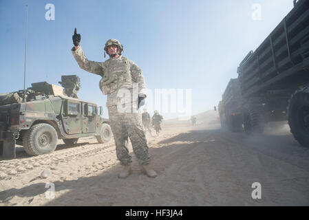 Le major Jayson Gracida, directeur général de 2e Escadron, 116e régiment de cavalerie, 116ème Cavalry Brigade Combat Team, New Jersey Army National Guard, dirige le trafic comme son unité quitte l'unité de rotation un bivouac (RUBA) pour la zone d'entraînement au Centre de formation national, Fort Irwin, en Californie le 14 août. Aujourd'hui, le 116ème Cavalry Brigade Combat Team déplacé 1 442 véhicules dans la zone d'entraînement, aussi le "fort", pour 12 jours de bataille des scénarios de simulation. (Photo par le major W. Chris Clyne, 115e Détachement des affaires publiques mobiles) 116ème Cavalry Brigade Combat Team travaille jour et nuit pour prépa Banque D'Images