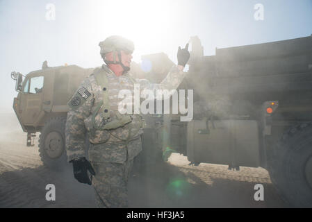 Le major Jayson Gracida, directeur général de 2e Escadron, 116e régiment de cavalerie, 116ème Cavalry Brigade Combat Team, New Jersey Army National Guard, dirige le trafic comme son unité quitte l'unité de rotation un bivouac (RUBA) pour la zone d'entraînement au Centre de formation national, Fort Irwin, en Californie le 14 août. Aujourd'hui, le 116ème Cavalry Brigade Combat Team déplacé de la réception, la mise en scène, poursuivre leur migration et d'intégration l'APMI) (période de leur formation, et dans la partie formation sur le terrain où ils effectueront des scénarios de simulation de combat. (Photo par le major W. Chris Clyne, 115e des Affaires publiques mobiles Detac Banque D'Images