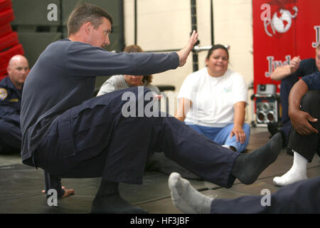 Scott Miller, California Highway Patrol programme d'arts martiaux instructeur, démontre la façon correcte d'effectuer une pause technique au cours de l'automne des arts martiaux à Camp Pendleton, Californie, le 26 oct. Tout au long de l'année dernière, CHP agents sont devenus des visages familiers sur Camp Pendleton en aidant la 1ère Marine Expeditionary Force groupe siège avec des mémoires et la sécurité Conseils de sécurité moto. En retour de leur travail acharné, j'MHG a fourni les agents avec une cuisine entièrement, Marine Corps Arts Martiaux de programme à lancer leur programme d'arts martiaux. Former des Arts Martiaux Banque D'Images