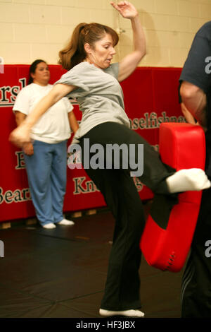 Sergent, un officier LaDonna San Francisco, en Californie, le native avec le bureau de l'Oceanside California Highway Patrol, passe par un coup de pied bas forer en formation d'arts martiaux à Camp Pendleton, Californie, le 26 oct. Tout au long de l'année dernière, CHP agents sont devenus des visages familiers sur Camp Pendleton en aidant la 1ère Marine Expeditionary Force groupe siège avec des mémoires et la sécurité Conseils de sécurité moto. En retour de leur travail acharné, j'MHG a fourni les agents avec une cuisine entièrement, Marine Corps Arts Martiaux de programme à lancer leur programme d'arts martiaux. Arts martiaux Trai Banque D'Images