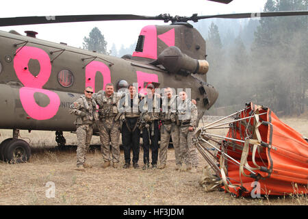 La Garde Nationale de Californie aviators du 1er bataillon du 126e Régiment d'aviation, de Stockton, Californie, avec côté Californie Département des forêts et la protection contre les incendies (CAL FIRE) liaisons vol militaire à la suite d'une mission de forêt le 18 août dans le Nord de la Californie. Illustré : Sgt. Kyle Reeves, le s.. Jason Hangaard, le Capitaine Éric Gomberg et Mike Chef de bataillon de la Santa Clara Matheson Fire Department à Alma, l'Adjudant-chef Helitack 4 Greg Hartman et l'Adjudant-chef 2 Carlos Castillo. (U.S. La Garde nationale de l'armée photo/Le s.. Eddie Siguenza) Californie Chinook garde dro Banque D'Images