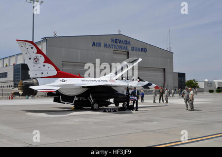 U.S. Air Force Thunderbird jet n° 8 arrive à la base de la Garde nationale aérienne du Nevada à Reno, Nevada, pour air show ce week-end lors du Spectacle aérien de Minden. Les membres du 152e Escadron de maintenance et d'exploitation bienvenue le jet à la base. US Air Force Thunderbird jet n° 8 arrive à la base de la Garde nationale aérienne du Nevada à Reno, Nevada 150819-Z-WU657-075 Banque D'Images