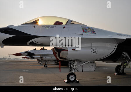 L'United States Air Force, l'équipe de démonstration de Thunderbird Park sur la ligne de vol à la base de la Garde nationale aérienne du Nevada à Reno, Nevada ils ont visité le nord du Nevada pour la cinquième conférence annuelle de Carson Valley Aviation à l'aéroport Minden-Tahoe Roundup. L'événement a marqué le début de la fin de 2015 de l'escadron, qui a commencé en février au Super Bowl à Phoenix et se termine la première semaine de novembre. L'Escadron comprend plus de 130 aviateurs avec environ 60 sur la route chaque week-end pour les représentations. Dans le nord du Nevada roar Thunderbirds 150821-Z-WU657-068 Banque D'Images