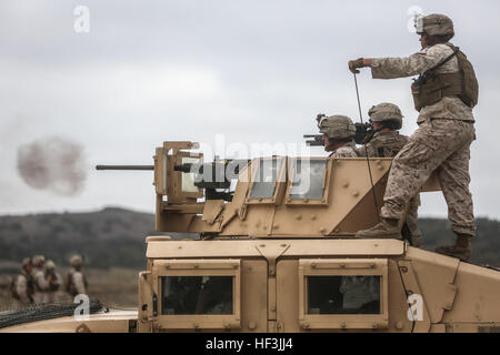 Une aire marine observe l'impact de rondes de Marines avec l'équipe d'Anti-Armor combiné (CAAT) au sein de l'Équipe de débarquement du bataillon (BLT) 2/1, l'élément de combat au sol pour la 13e Marine Expeditionary Unit, comme ils tirent une mitrailleuse lourde de calibre .50 sur des cibles au cours de soutien la formation avec de multiples plateformes d'armes le 21 août 2015. Le Régime des CAAT, composé de lourdes mitrailleurs et anti-char, missilemen est utilisé pour lutter contre des cibles durcies ainsi que d'assurer la sécurité. (U.S. Marine Corps photo par le Sgt. Câpres Paris /publié) 13e MEU Le CAATs pack sensation 150822-M-NI439-027 Banque D'Images