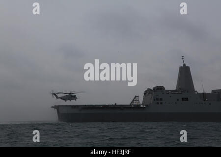 Un CH-53 Super Stallion atterrit sur le pont du USS New York, le 30 octobre. Des améliorations comme une plus grande cabine de pilotage peuvent être trouvés dans le nouveau membre de la flotte de la Marine. L'USS New York sera mis en service dans la ville de New York, le 7 novembre, où des marines Maritime Aérien Au sol à des fins spéciales 26 Groupe de travail affiche des capacités expéditionnaires. USS New York mise en service DVIDS218557 Banque D'Images