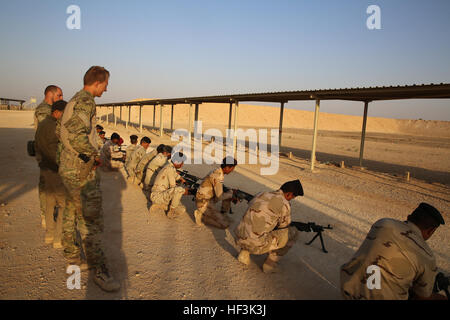 Les soldats de l'armée royale danoise assigné à la Force Al Asad, enseignent aux membres de la 75e Brigade de l'armée iraquienne comment éliminer correctement leurs M240B nouvellement émises mitraillettes à Al Asad Air Base, l'Iraq, le 23 août, 2015. Les armes ont été émises dans le cadre de l'Iraq de former et d'équiper ce fonds prévoit des nouvelles personnes et armes collectives et de l'équipement d'unités irakiennes. Le programme est conçu pour normaliser et améliorer la formation des forces irakiennes dans la coalition d'efforts pour protéger le peuple iraquien et à dégrader et détruire l'État islamique d'Irak et du Levant. (U.S. Marine Corps photo par le Cpl. Garrett Whi Banque D'Images