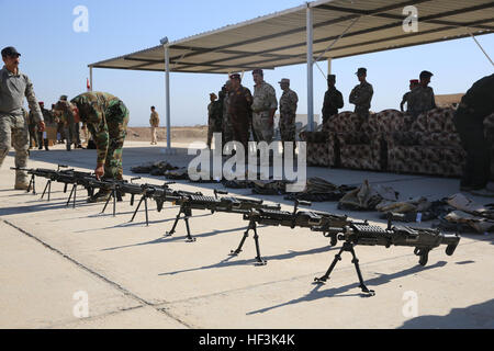 Nouveau M240B mitrailleuses, achetés et émis par l'intermédiaire de l'Iraq la formation et à l'équipement, fonds de mobilisation populaire attendent les soldats du programme après une cérémonie de remise des diplômes à l'Al Taqaddum Air Base, l'Iraq, le 3 septembre 2015. La mobilisation populaire est un programme dirigé par l'Iraq, l'exploitation des trains que programme résoudre inhérente des forces tribales des bénévoles en matière de leadership, de tactiques et de petites unités de combat en zone urbaine, en définitive, avec les forces de sécurité irakiennes dans leur lutte pour vaincre l'État islamique d'Irak et du Levant et d'assurer la sécurité de ses citoyens. (U.S. Marine Corps photo par le Cpl. John Baker / relâché) Popula Banque D'Images