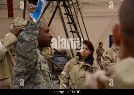 U.S. Air Force capitaine principal Sgt. Dontraz Mcnair, surintendant, 145e Airlift Wing, de la gestion des urgences, donne une démonstration pratique des matériaux nécessaires à l'utilisation sur le terrain tandis que l'administration de l'aide et de soins au cours de l'air contacts Compétences expéditionnaire Rodeo, tenue le 13 septembre 2015, dans un hangar de la Caroline du Nord, de la base de la Garde nationale aérienne de l'Aéroport International de Charlotte Douglas. Mcnair et une équipe de membres du personnel de gestion des urgences a enseigné des compétences spécifiques qui se compose d'activités comme le traitement de l'état de choc, le transport des patients et comment reconnaître divers maux. L'événement a été desig Banque D'Images