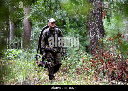 Le sergent d'artillerie. Jeffrey courtes promenades derrière la ligne des arbres vers sa zone de chasse avec une arbalète au cours de tir à l'arc saison de chasse au Marine Corps Air Station Cherry Point, N.C., 22 Septembre, 2015. La chasse sur Cherry Point est ouvert au travail personnel, les personnes à charge, les retraités, les employés et les clients parrainés par le DOD. Le court-circuit est la compagnie du renseignement de combat aérien de sergent de l'Escadron d'aile Marine 2. (U.S. Marine Corps photo par Lance Cpl. Jason Jimenez/libérés) s'inclinent en balles, la chasse sur Cherry Point 150922-M-AI083-053 Banque D'Images