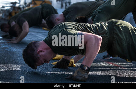 Le Golfe Arabique (sept. 22, 2015) Les Marines américains avec la 15e Marine Expeditionary Unit pushups effectuer dans le poste de pilotage de l'assaut amphibie USS Essex (DG 2). Les marines sont inscrits à un cours de caporaux qui les prépare à être des sous-officiers. La 15e MEU, embarquée à bord des navires du groupe amphibie d'Essex, est déployé pour maintenir la sécurité régionale dans la 5e flotte américaine zone d'opérations. (U.S. Marine Corps photo par le Cpl. De Clerck McKelvey/libérés) sous-officiers en tête, l'exercice sur navire 150922-M-JT438-078 Banque D'Images