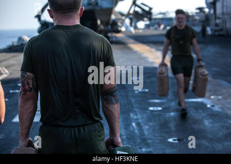 Le Golfe Arabique (sept. 22, 2015) Les Marines américains avec la 15e Marine Expeditionary Unit exercise dans le poste de pilotage de l'assaut amphibie USS Essex (DG 2). Les marines sont inscrits à un cours de caporaux qui les prépare à être des sous-officiers. La 15e MEU, embarquée à bord des navires du groupe amphibie d'Essex, est déployé pour maintenir la sécurité régionale dans la 5e flotte américaine zone d'opérations. (U.S. Marine Corps photo par le Cpl. De Clerck McKelvey/libérés) sous-officiers en tête, l'exercice sur navire 150922-M-JT438-082 Banque D'Images