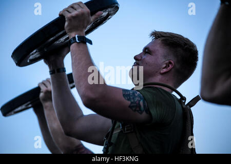 Le Golfe Arabique (sept. 22, 2015) UN U.S. Marine avec la 15e Marine Expeditionary Unit poids au cours de l'entraînement physique des ascenseurs sur le pont d'envol du navire d'assaut amphibie USS Essex (DG 2). Les marines sont inscrits à un cours de caporaux qui les prépare à être des sous-officiers. La 15e MEU, embarquée à bord des navires du groupe amphibie d'Essex, est déployé pour maintenir la sécurité régionale dans la 5e flotte américaine zone d'opérations. (U.S. Marine Corps photo par le Cpl. De Clerck McKelvey/libérés) sous-officiers en tête, l'exercice sur navire 150922-M-JT438-099 Banque D'Images