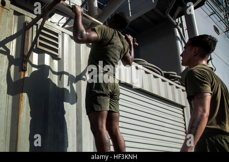 Le Golfe Arabique (sept. 22, 2015) Les Marines américains avec la 15e Marine Expeditionary Unit effectuer tirer-se lève pendant l'entraînement physique sur le poste de pilotage de l'assaut amphibie USS Essex (DG 2). Les marines sont inscrits à un cours de caporaux qui les prépare à être des sous-officiers. La 15e MEU, embarquée à bord de la Essex groupe amphibie, est déployé pour maintenir la sécurité régionale dans la 5e flotte américaine zone d'opérations. (U.S. Marine Corps photo par le Cpl. De Clerck McKelvey/libérés) sous-officiers en tête, l'exercice sur navire 150922-M-JT438-136 Banque D'Images