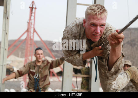 U.S. Marine 1er lieutenant Bartkoski Weston soldes sur un obstacle pendant une partie d'un cours de survie dans le désert avec le 5e Régiment interarmes d'outre-mer (RIAOM). Bartkoski est commandant de peloton avec Delta Company, 1er détachement de reconnaissance blindé léger, l'Équipe de débarquement du bataillon, 3e bataillon du 1er Régiment de Marines, 15e Marine Expeditionary Unit. Éléments de la 15e MEU sont la formation de la 5e RIAOM à Djibouti afin d'améliorer l'interopérabilité entre l'IP et l'armée française. (U.S. Marine Corps photo par le Sgt. Steve H. Lopez/) parution de nouveaux sommets, les Marines américains, français milita Banque D'Images