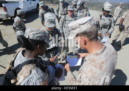 Le sergent du Corps des Marines des États-Unis. Nathan Newton, de combat, de l'instructeur de Combat Training School, siège Regiment, 1st Marine Logistics Group, permet de tracer des points sur une carte avec des soldats de l'armée américaine avec commande de santé publique San Diego, lors d'un cours de navigation à bord des terres Camp Pendleton en Californie, le 2 octobre 2015. (U.S. Marine Corps photo par le Sgt. /Zabolotniy) Parution de la navigation terrestre commune 151002-M-HT768-025 Banque D'Images