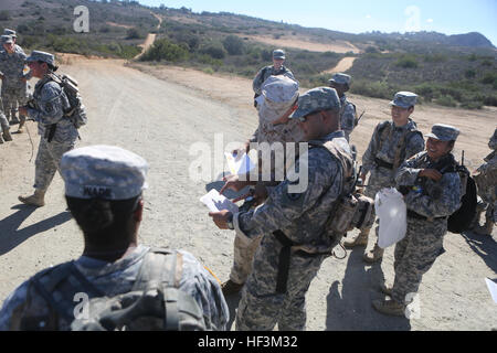 Le sergent du Corps des Marines des États-Unis. Nathan Newton, de combat, de l'instructeur de Combat Training School, siège Regiment, 1st Marine Logistics Group, permet de tracer des points sur une carte avec des soldats de l'armée américaine avec commande de santé publique San Diego, lors d'un cours de navigation à bord des terres Camp Pendleton en Californie, le 2 octobre 2015. (U.S. Marine Corps photo par le Sgt. /Zabolotniy) Parution de la navigation terrestre commune 151002-M-HT768-027 Banque D'Images