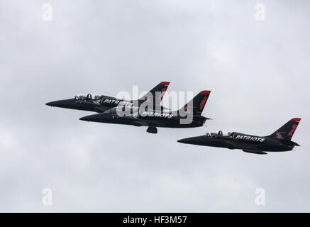 Les membres de l'équipe Jet L-39 patriotes survoler la ligne de vol lors de leur performance au 2015 MCAS Miramar Air Show à bord de Marine Corps Air Station Miramar, Californie, le 4 octobre. Les Patriots L-39s ont impressionné les spectateurs avec fast-paced le vol en formation et leur signature "Queue glisser" manœuvre où l'avion en fait l'arrière glisse vers le sol, quelque chose que vous ne verrez pas de toute autre équipe de démonstration de jet.(États-Unis photo par le Sgt. Michele Hunt/patriotes libérés) voler dans le ciel de 2015 MCAS Miramar Air Show 151004-M-UP355-005 Banque D'Images