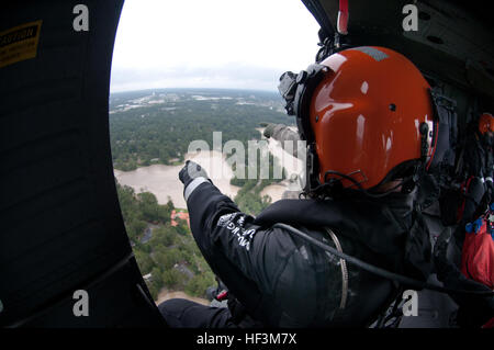 Des soldats américains de la 59e troupe de l'Aviation, commande la garde nationale de Caroline du Sud (SCARNG), fournir soutien aéroporté pendant les opérations de secours en cas d'inondation, Columbia, S.C., Octobre 5, 2015. Plus de 1 100 membres de la Garde nationale de Caroline du Sud ont été mobilisés depuis Gov. Nikky Haley a déclaré l'état d'urgence, le 1er octobre 2015. Domaines dans les Midlands ont été touchées avec plus de deux pieds de la pluie, qui a dévasté de nombreuses parties de la ville et les communautés environnantes. La composante aéroportée de l'effort de secours SARNG comprend l'équipe de Sauvetage Aquatique Hélicoptère L.C. (SC-HART), un effort de collaboration bet Banque D'Images