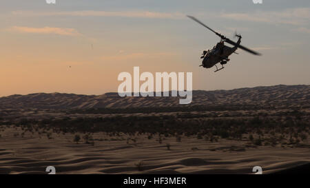 Un Corps des Marines américains AH-1W SUPER Cobra', attribué à Marine Aviation armes et tactiques, un escadron manoeuvres lors d'une attaque aérienne au cours de l'événement de formation et cours d'instructeur d'armes tactiques, au Marine Corps Air Station Yuma, 10 octobre 2015. (Marine Corps photo par Lance Cpl. Connor Hancock/libérés) MAWTS-1 effectue le WTI 151010-M-FK786-230 Banque D'Images