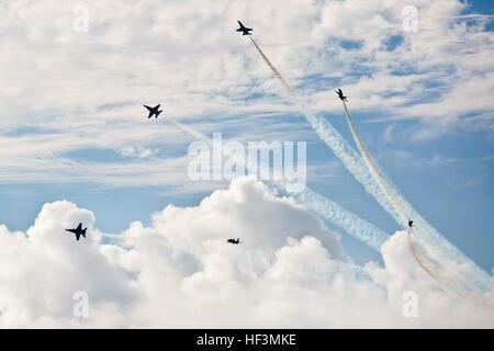 L'Escadron de démonstration en vol de l'US Navy, le Blue Angels, effectuer des acrobaties aériennes au cours de l'année 2015, la baie de Kaneohe Air Show Open House et Base du Corps des marines à bord de New York, le 18 octobre 2015. Le thème de cette année pour le spectacle aérien était "uni leurs forces avec la Communauté", qui a accueilli un tableau de numéros aériens acrobatiques civiles par les interprètes et les exercices militaires et des démonstrations par la U.S. Navy, Marine Corps, l'armée, la Force aérienne et de la Garde côtière. (U.S. Marine Corps photo par le Cpl. Brittney Vito) 2015 Spectacle aérien de Kaneohe Bay 151018-M-TM809-272 Banque D'Images