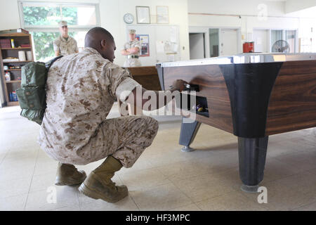 Le Sgt. Cornelius Greer, un conducteur de chien de travail militaire avec Marine Corps Air Station Miramar's Bureau du Grand prévôt et un natif de Dallas, cache de stupéfiants dans la zone d'entraînement au cours de la détection des stupéfiants à bord formation MCAS Miramar, Californie, le 19 octobre. Les trains du BP leurs chiens pour détecter une variété de stupéfiants, y compris la marijuana, la cocaïne et les méthamphétamines. Chien de travail militaire trains BP pour trouver des stupéfiants 151019-M-TI310-007 Banque D'Images