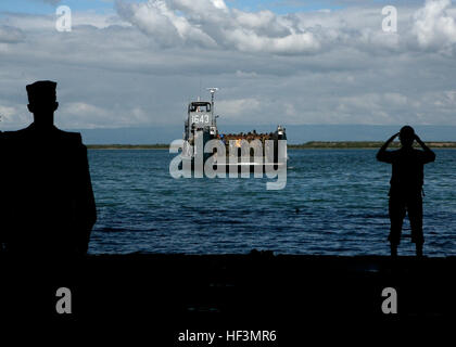 Les Marines du Fox compagnie, 2e Bataillon, 9e Marines stand by sur un utilitaire de débarquement à bord du navire d'assaut amphibie polyvalent USS Wasp après un mois de formation sur la base navale de Guantanamo Bay, à Cuba. Les marines sont les élément de combat de la première coopération de sécurité Groupe de travail air-sol marin pour l'exploitation dans les Forces maritimes du sud domaine d'intérêt. Le Wasp est actuellement déployé dans le sud de l'Station-Amphib Partenariat avec l'Escadron de destroyers et SCMAGTF 40 est lancé. Partenariat sud station fait partie du Partenariat des Amériques la stratégie maritime qui se concentre sur la création d'i Banque D'Images