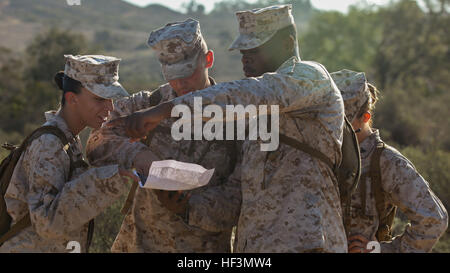 Les élèves de 1 e Bataillon logistique de combat bien sûr les caporaux trouver des points sur une carte et de déterminer leur direction relative au cours d'un exercice de navigation à terre à bord de Marine Corps Base Camp Pendleton, en Californie, le 23 octobre 2015. Le premier BEC-1 classe Cours caporaux est prévue pour le 30 octobre, diplômé et est conçue pour aider les sous-officiers d'apprendre de nouvelles techniques de leadership. Les sous-officiers à trouver leur chemin au cours 151023 BEC-1 Caporaux-M-LS369-002 Banque D'Images