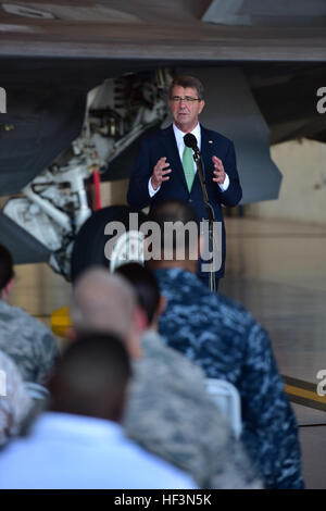 Secrétaire à la défense des États-Unis Ashton B. Carter parle au cours d'une troupe de 'parler' tenu le Joint Base Harbor-Hickam Pearl, le vendredi, Novembre 6, 2015. L'événement qui a eu lieu au Hangar 19, admis les membres en service de tous les cinq branches pour en savoir plus sur l'évolution de l'équilibre des forces dans l'Indo-Asian Région du Pacifique. Le Secrétaire à la défense, Carter a également répondu aux questions d'aviateurs, marins, marines, soldats et gardes côtes allant de tensions dans la mer de Chine du Sud à la séquestration et les compressions budgétaires. (U.S. Air Force photo/Le s.. Christopher Stoltz/libérés) Cible confirmée "Carter Aloha' pour Banque D'Images