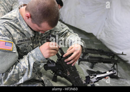 La FPC. Timothy S. Winkelman, un agent de la police militaire à la 323e Compagnie de Police militaire dans la région de Toledo, Ohio, assemble une mitrailleuse M240B dans le cadre de la 73e commandement de troupes's Best Warrior le 7 novembre, 2015 La concurrence, au Camp d'entraînement militaire conjoint Ravenne Centre à Newton Falls, Ohio. Les gagnants seront en compétition contre des soldats d'autres brigades de la Garde nationale de l'Armée de l'Ohio à l'état concours en mars 2016 au Camp de Ravenne. (Photo de la Garde nationale de l'Ohio par le sergent. Tchad Menegay) 73e commandement de troupes Concours Meilleur Guerrier 2015 151107-Z-WA652-153 Banque D'Images