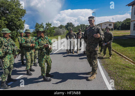 TUTONG, Brunei (nov. 11, 2015) Le sergent des Marines des États-Unis. James Leach, droite, indique à des Marines américains et des soldats avec le Royal Brunei sur le véhicule de la Force terrestre au cours des procédures du point de contrôle de l'état de préparation et de formation combinée à flot - Brunei 2015. Leach est un sergent de peloton avec l'Équipe de débarquement du bataillon, 3e bataillon du 1er Régiment de Marines, 15e Marine Expeditionary Unit. Éléments de la 15e MEU marines sont à terre à Brunei pour effectuer la formation de jour et de nuit dans un environnement urbain et d'accroître l'interopérabilité et de partenariat entre les États-Unis et le Brunei. La 15e MEU est actuellement déployé dans la région indo Banque D'Images