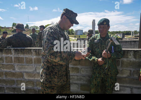 TUTONG, Brunei (nov. 11, 2015) Le sergent d'artillerie de la Marine américaine. Kevin Homestead, à gauche, montre la Force terrestre Royal Brunei Brig. Gen. Pengiran Dato Seri Pahlawan Aminan Bin Pengiran Haji Mahmoud différents outils de rupture au cours de préparation et de formation combinée à flot - Brunei 2015. Homestead est un sergent de peloton avec la 15e Marine Expeditionary Force détachement de reconnaissance de l'unité. Le brig. Le général Aminan est le chef de l'armée pour le Royal Brunei Force terrestre. Éléments de la 15e MEU marines sont à terre à Brunei pour effectuer la formation de jour et de nuit dans un environnement urbain et d'accroître l'interopérabilité et Banque D'Images