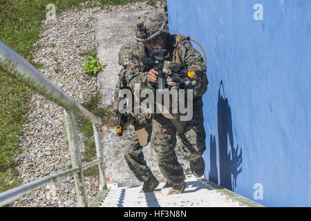 TUTONG, Brunei (nov. 11, 2015) U.S. Marine Cpl. Lorenzo Sifuentes efface un escalier au cours de préparation et de formation combinée à flot - Brunei 2015. Sifuentes est un fusil automatique d'infanterie l'artilleur avec l'Inde, l'entreprise Équipe de débarquement du bataillon, 3e bataillon du 1er Régiment de Marines, 15e Marine Expeditionary Unit. Éléments de la 15e MEU marines sont à terre à Brunei pour effectuer la formation de jour et de nuit dans un environnement urbain et d'accroître l'interopérabilité et de partenariat entre les États-Unis et le Brunei. La 15e MEU est actuellement déployé dans la région du Pacifique-Indo-Asia pour promouvoir la stabilité régionale et se Banque D'Images