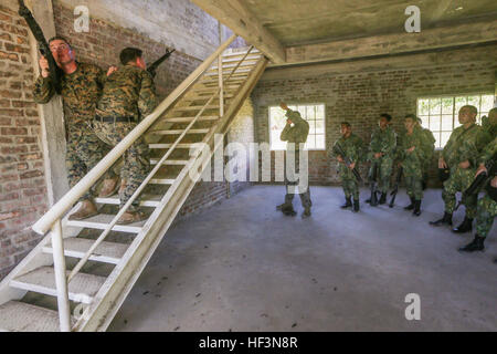 TUTONG, Brunei (nov. 11, 2015) Le sergent des Marines des États-Unis. Bryan Hagan, à gauche, et Sgt. Ryan Jackson, droite, faire preuve d'escalier pour les soldats de compensation avec le Royal Brunei au cours de la Force terrestre de l'état de préparation et de formation combinée à flot - Brunei 2015. Hagan et Jackson sont chefs de bataillon à la Compagnie India, l'équipe d'atterrissage 3e Bataillon, 1e Régiment de Marines, 15e Marine Expeditionary Unit. Éléments de la 15e MEU marines sont à terre à Brunei pour effectuer la formation de jour et de nuit dans un environnement urbain et d'accroître l'interopérabilité et de partenariat entre les États-Unis et le Brunei. La 15e MEU est en ce moment d Banque D'Images