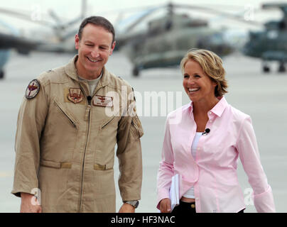 Katie Couric, présentatrice de CBS Evening News, droit, entrevues Brig. Le général Michael Boera, 438th Escadre expéditionnaire de la Force aérienne, la Force de Transition,sur la ligne de vol de la base de la Force aérienne afghane à Kaboul, Afghanistan, le 18 août. Couric a visité la base AAF pour interviewer les deux le Lieutenant-général William B. Caldwell, commandant général de la Mission de formation de l'OTAN, Combined Security Transition Command - Afghanistan et Boera sur l'état actuel de la NTM-A ainsi que de l'AFF avec un intérêt particulier dans le Nord rôle consultatif. Flickr - DVIDSHUB - News Anchor Katie Couric visites Afghanistan Banque D'Images