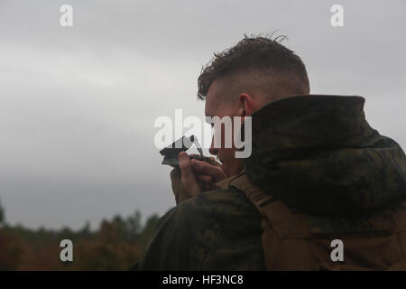 Avec un 3e Bataillon, 6e Régiment de Marines, l'air un par boussole lors d'un mortier de 60 mm Gamme de tir réel au Camp Lejeune, N.C., 19 novembre 2015. Malgré les fortes pluies et le vent, les Marines a terminé le tournage de mortier afin de conserver et d'affiner leurs compétences avec le système d'armes et de prouver qu'ils pouvaient remplir une mission de tir dans toutes les conditions. (U.S. Marine Corps photo par le Cpl. Michelle Reif/relâché.) 3-6 mortiers feux Pluie ou soleil 151119-M-DT430-001 Banque D'Images