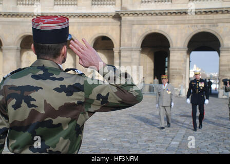 Le commandant français de troupes honore et salue le général James T. Conway (à droite), le 34e Commandant du Corps des Marines des États-Unis, et le chef d'état-major de l'armée française Le Général Elrick Irastorza (à gauche) au cours d'une cérémonie de remise de prix où le commandant de la Marine a reçu ses Ordre National de la Légion d'honneur lors de l'historique des Invalides ici le 1er décembre. La cérémonie comprenait un spectacle militaire complet, avec les pelotons de gardes d'honneur française, une bande de cérémonie, français et américains et des représentants militaires. L'USMC-120109-M-0884D-006 Banque D'Images