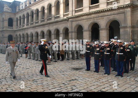 Le général James T. Conway (deuxième à partir de la gauche), le 34e Commandant du Corps des Marines des États-Unis, passe en revue d'un détail de Marines des États-Unis au cours d'une cérémonie de remise de prix où le chef d'état-major de l'armée française Le Général Elrick Irastorza (à gauche) présente le commandant maritime avec l'Ordre National de la Légion d'honneur lors de l'historique des Invalides ici le 1er décembre. La cérémonie comprenait un spectacle militaire complet, avec les pelotons de gardes d'honneur française, une bande de cérémonie, français et américains et des représentants militaires. L'USMC-120109-M-0884D-005 Banque D'Images