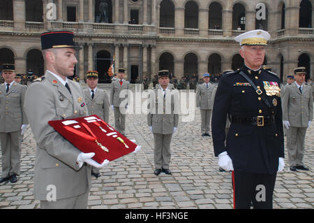 Le général James T. Conway, le 34e Commandant du Corps des Marines des États-Unis, se trouve en face de la formation de cérémonie avant de recevoir un Prix du Chef d'état-major de l'armée française Le Général Elrick Irastorza au cours d'une cérémonie militaire à l'historique des Invalides ici le 1er décembre. Le général Irastorza a présenté le commandant maritime avec l'Ordre National de la Légion d'honneur au cours d'une cérémonie qui inclus un spectacle militaire complet, avec les pelotons de gardes d'honneur française, une bande de cérémonie, français et américains et des représentants militaires. L'USMC-120109-M-0884D-004 Banque D'Images